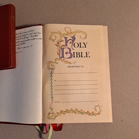 Giant Print Bible - Picture 3 of 7